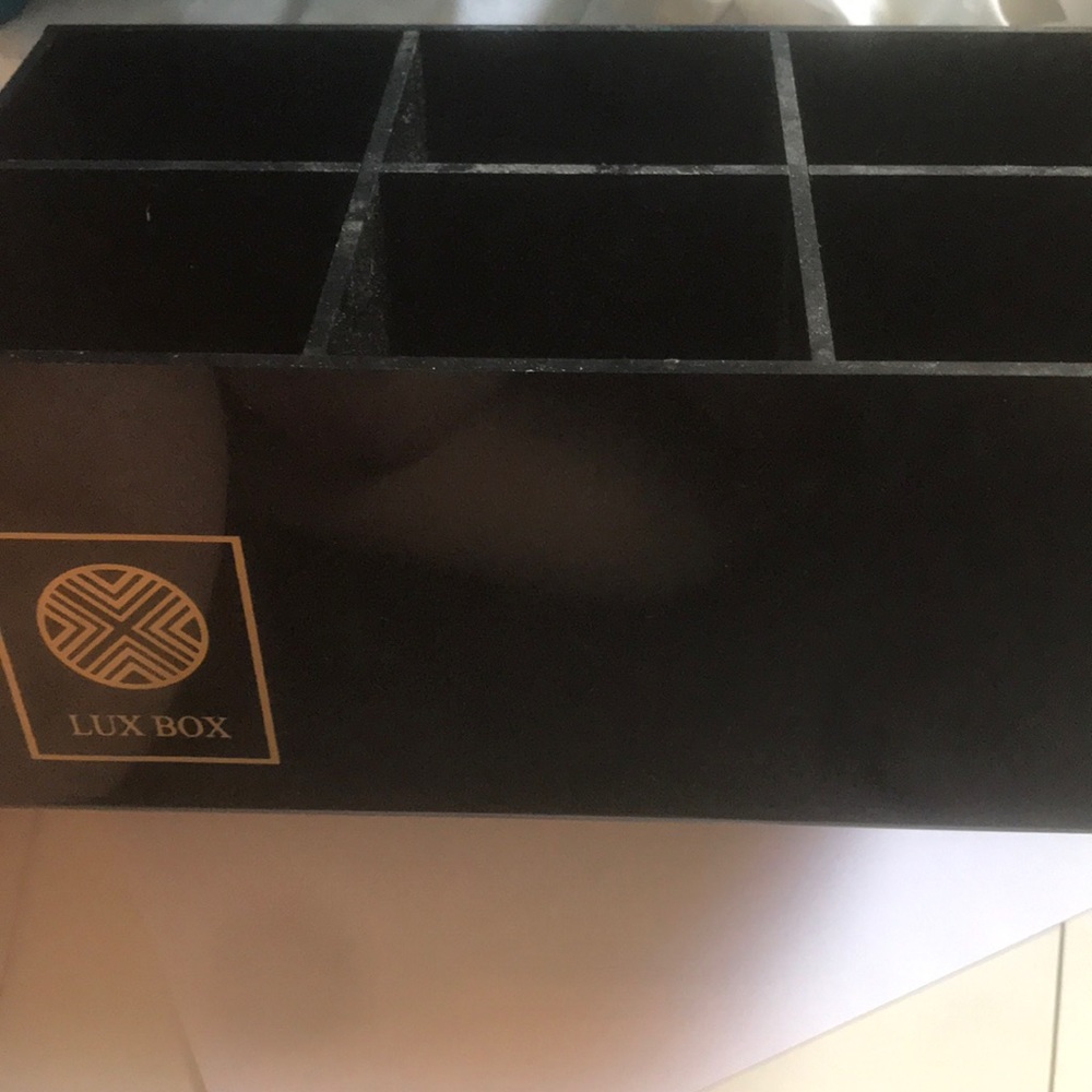 Lux Box 6 compartment brush organizer